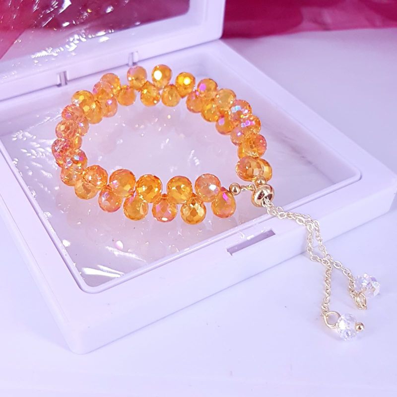 Gelang kristal semi swaroski fashion serut,sudah ikut box,warna bening bling bling ya, bewarna jika kena cahaya