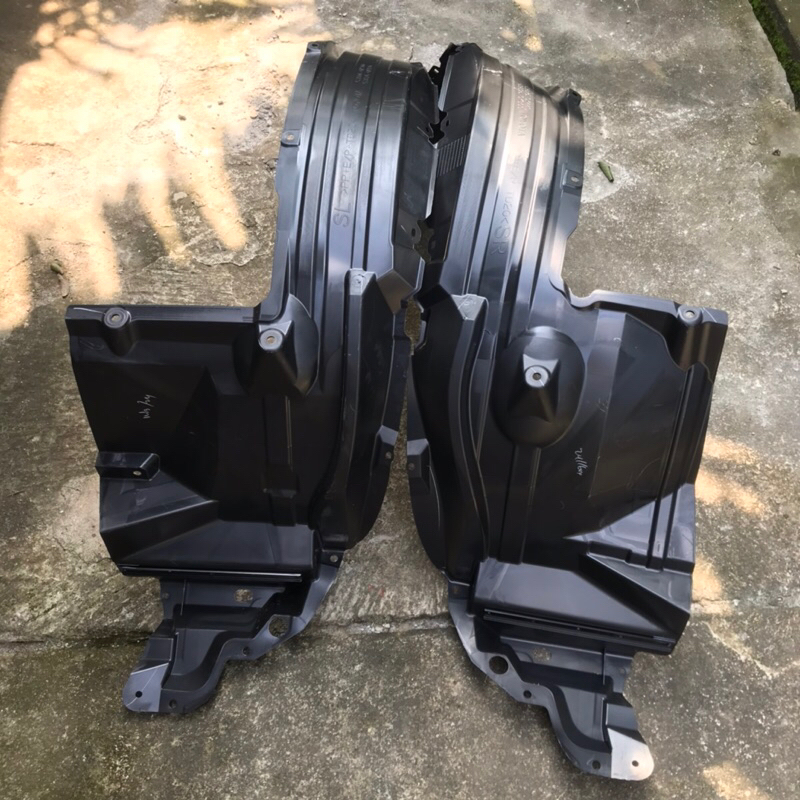 liner fender depan Toyota FORTUNER VRZ HILUX REVO bagian depan kanan kiri Ori