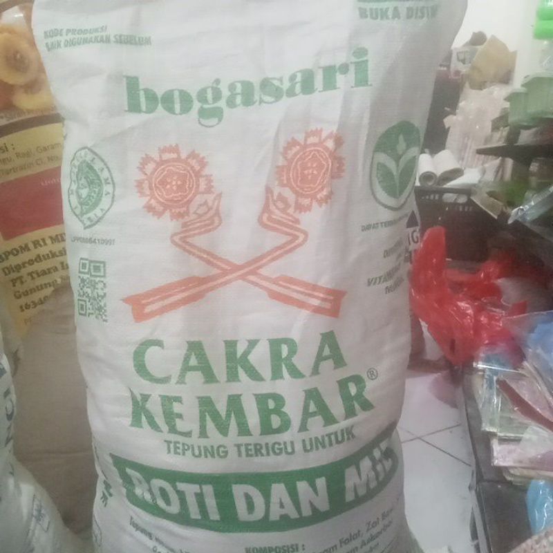 

tepung terigu cakra kembar untuk roti dan mie merek bogasari repack 1 kg