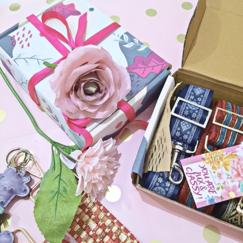 

Kotak Kado Khusus Strap Bag