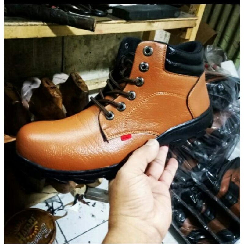 sepatu safety pria ujung besi sepatu septy boots kerja lapangan proyek terbaru dan nyaman