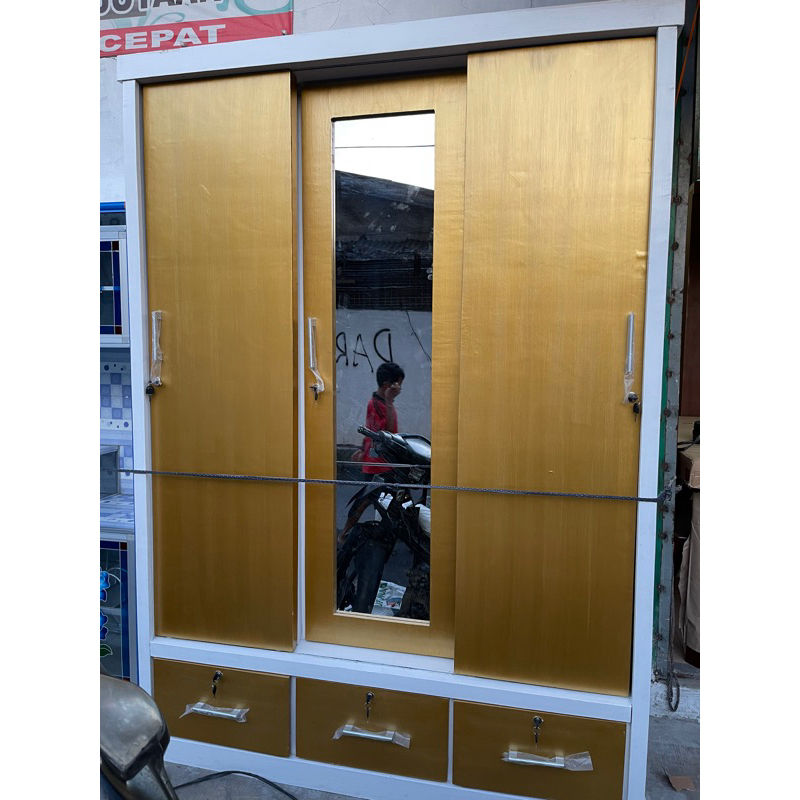 Lemari Pakaian Kayu 3 Pintu Sliding