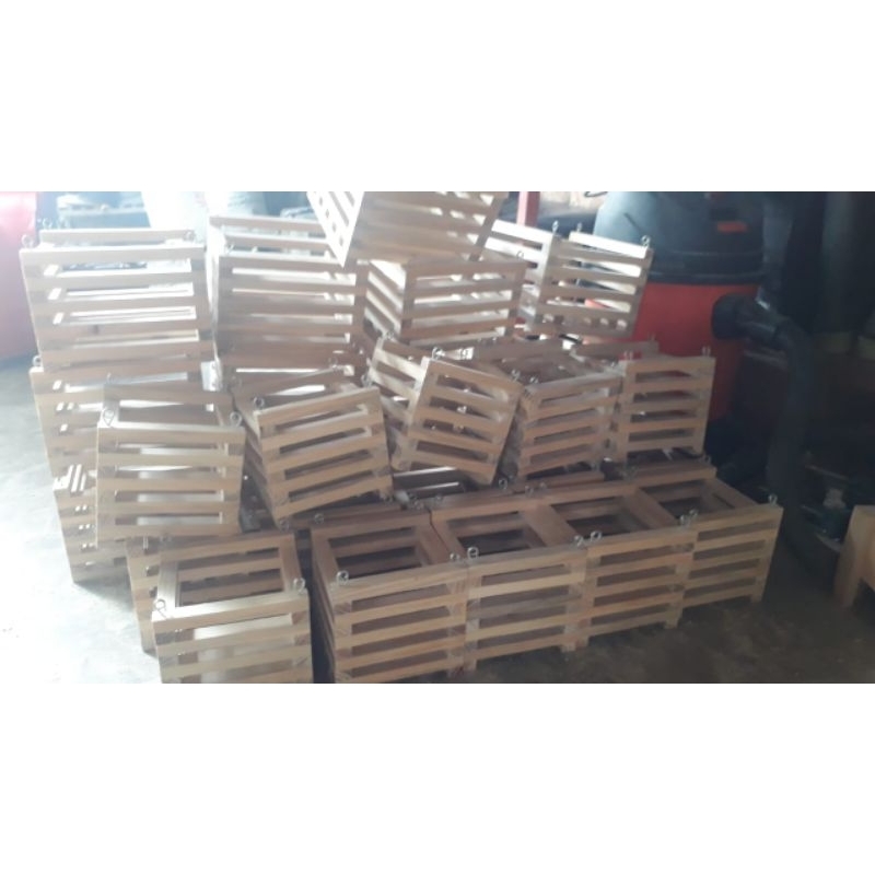pot gantung kayu