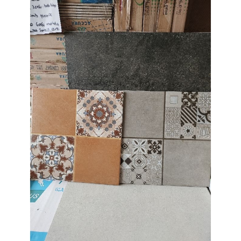 KERAMIK HEXAGON ABU ABU 40X40 KERAMIK LANTAI - 40X40 MOTIF BATIK ABU / COKLAT CREAM