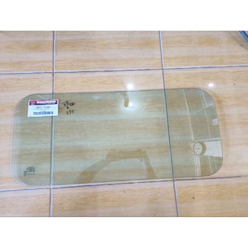 Kaca belakang Isuzu Elf NKR71