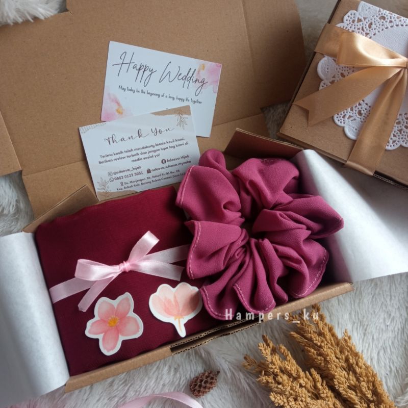 

Gift Box Hampers Hijab Kado Hadiah Happy wedding graduate ulang tahun Lebaran Bella Square