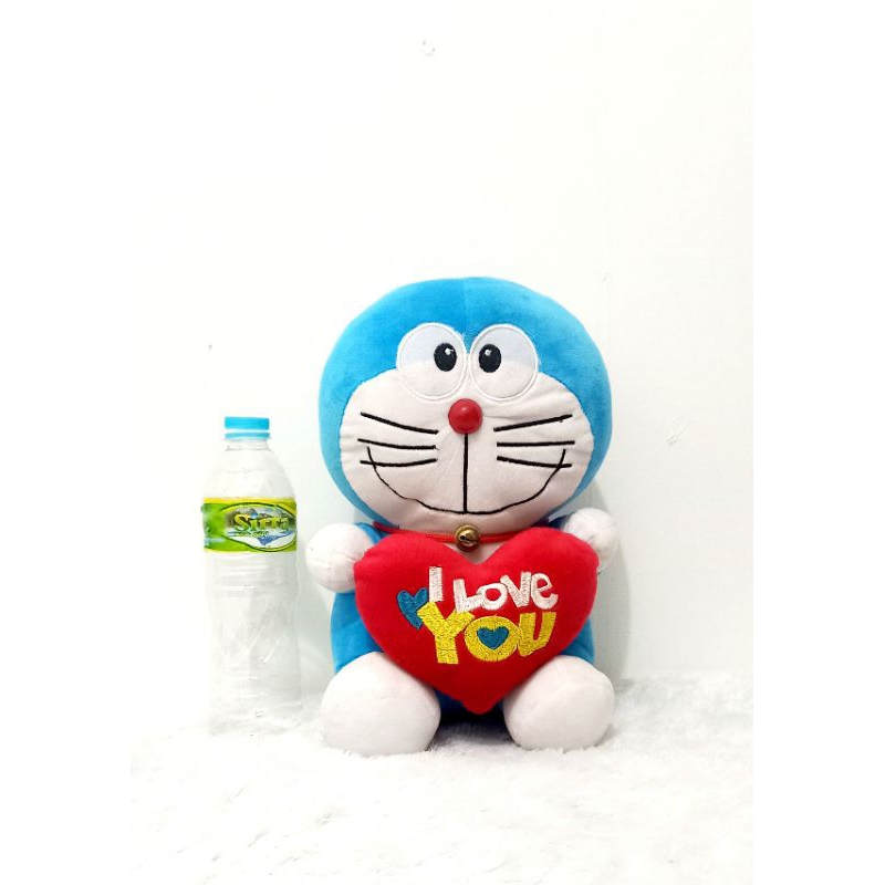 Boneka Doraemon love plush lucu halus dan lembut