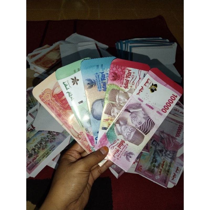 

Amplop lebaran motif uang