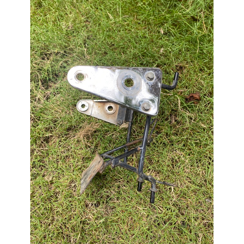 Breket lampu depan atau tralis lampu depan megapro primus set kupingan