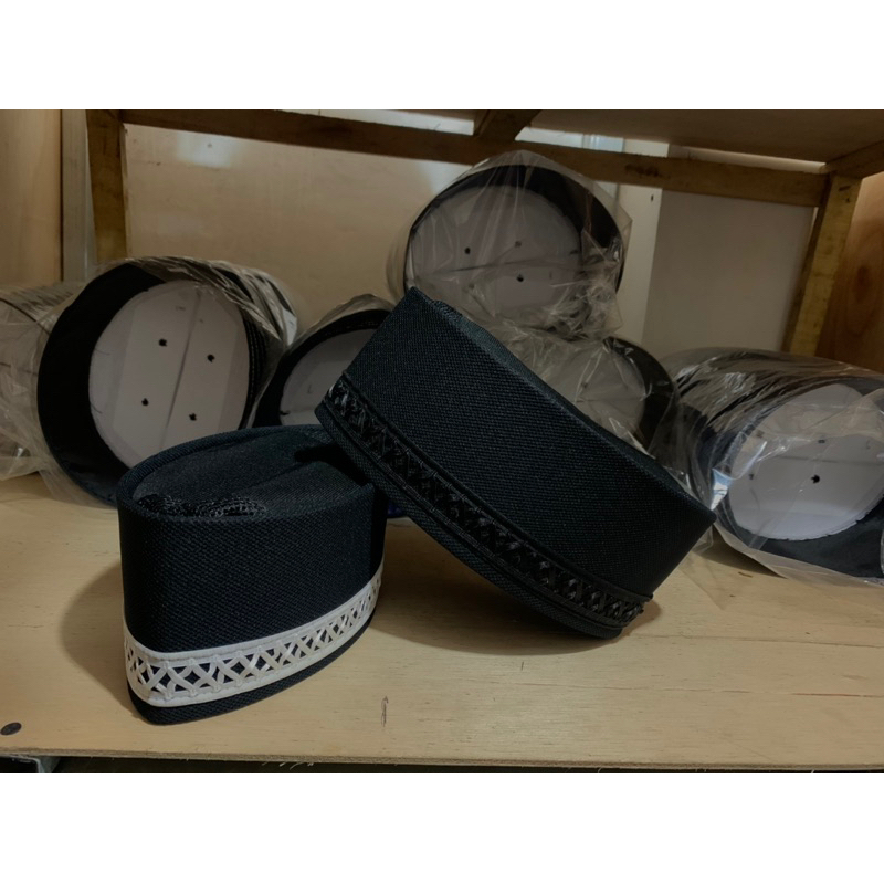 SONGKOK HITAM LIS/KAMBANI PITA