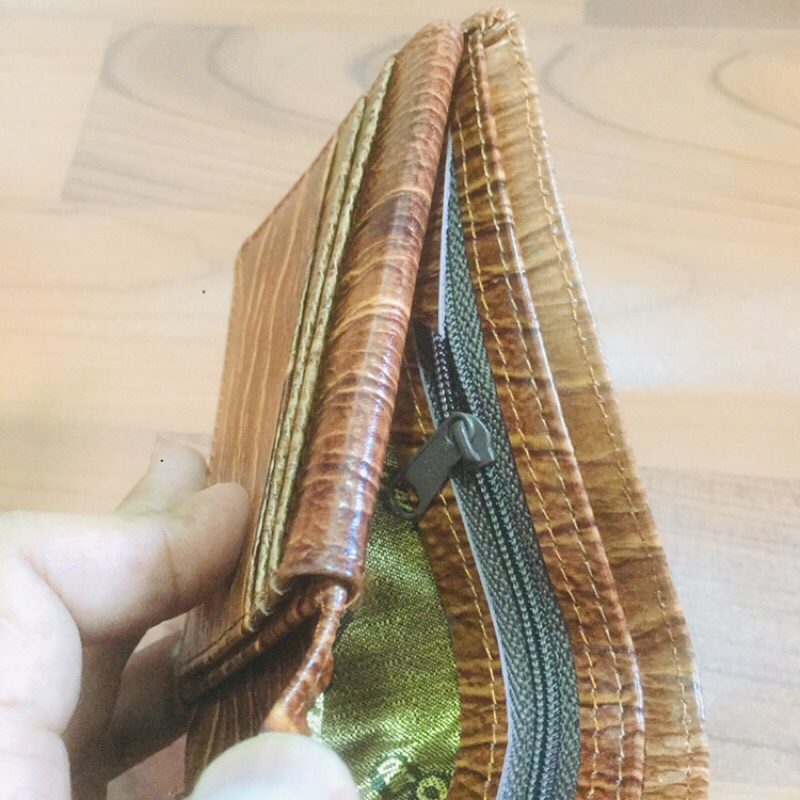 #DOMPET BERKUALITAS ASLI INDONESIA dari (anton hilmanto) bahannya dari kulit sapi asli lokal berkulitas motid cetak urat kayu yang keren modelnya lipat biasa horizonal #dompet #dompetkulit #dompetcowok #dompetkulit #dompetkeren #manwallet