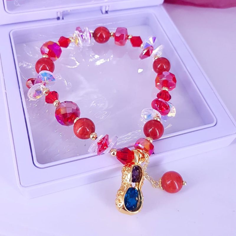 Gelang kristal semi swaroski fashion serut,sudah ikut box,warna bening bling bling ya, bewarna jika kena cahaya