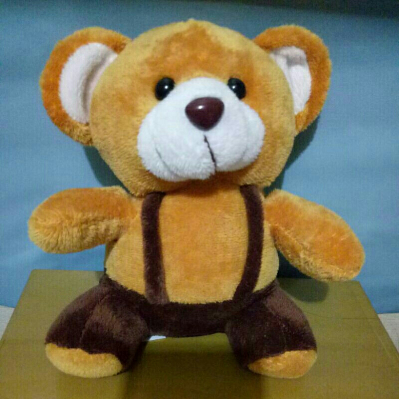 Boneka beruang coklat