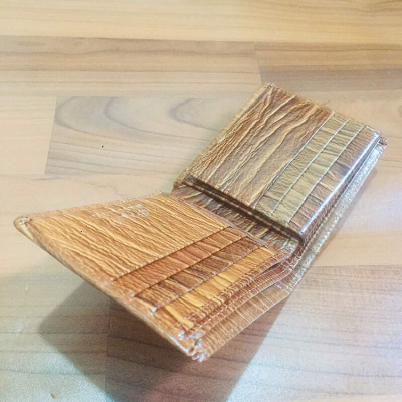 #DOMPET BERKUALITAS ASLI INDONESIA dari (anton hilmanto) bahannya dari kulit sapi asli lokal berkulitas motid cetak urat kayu yang keren modelnya lipat biasa horizonal #dompet #dompetkulit #dompetcowok #dompetkulit #dompetkeren #manwallet