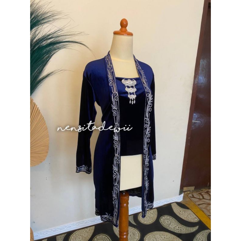 Kebaya Bordir Panjang, Model Kutubaru - Warna Navy (Bordir Silver)