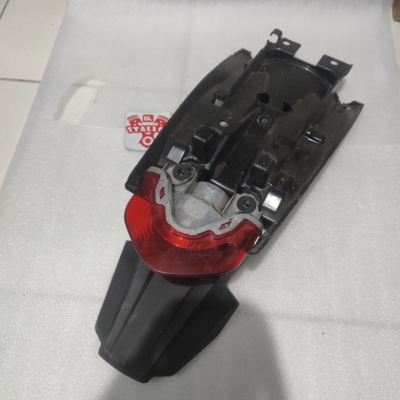 Spakbor belakang bagian atas dudukan lampu rem stoplamp tail light Honda CRF 150 L asli original