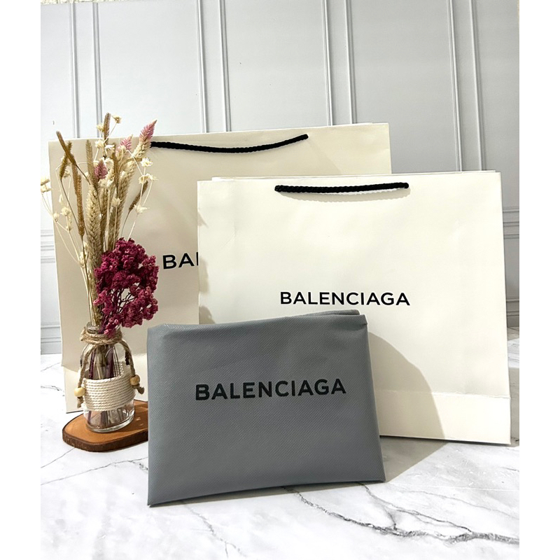 

Paper Bag Balenciaga Paper Bag Pembungkus Kado