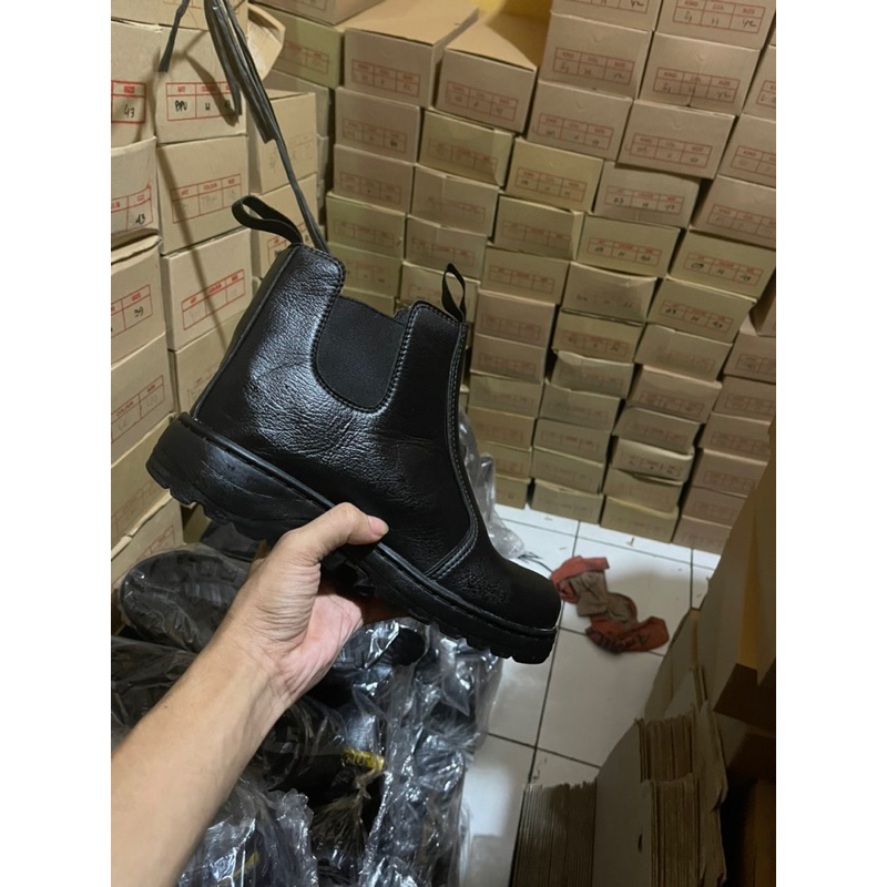 sepatu safety boot tinggi ujung besi, sepatu kerja pria