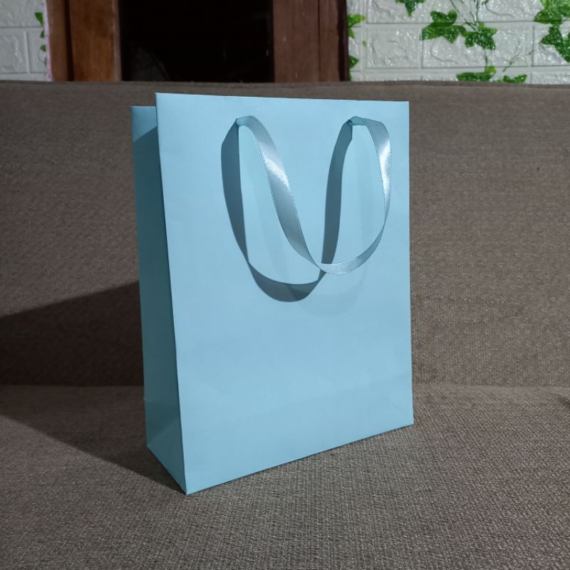 

PAPERBAG POLOS WARNA/PAPERBAG MURAH GROSIR /PAPERBAG IDUL FITRI / PAPERBAG TERDEKAT /TAS KERTAS MURAH DESAIN