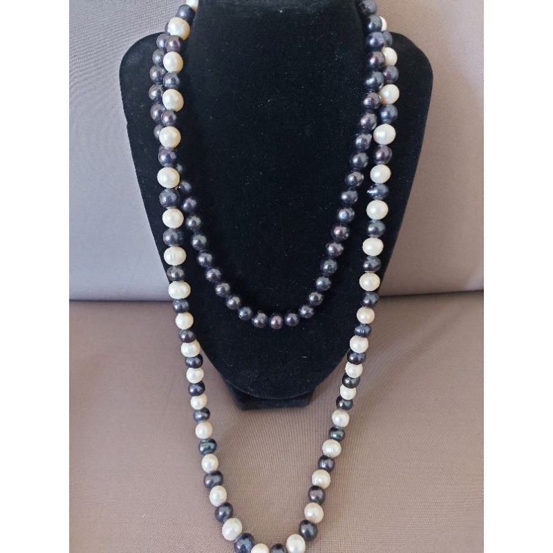 kalung mutiara hitam putih
