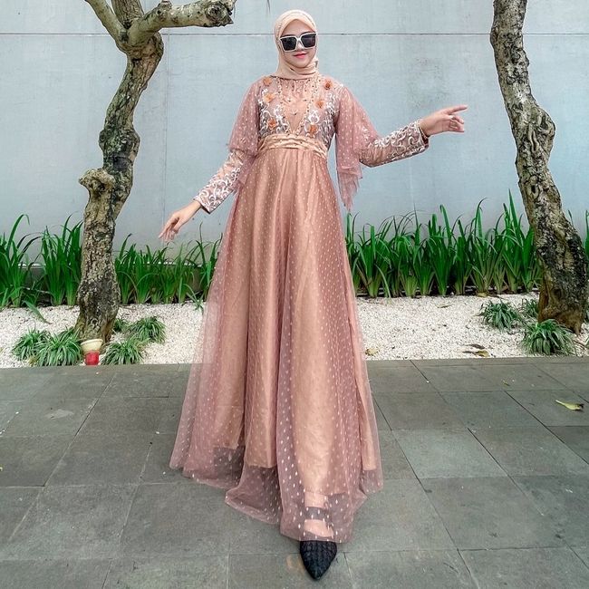 Seroja Dress Brukat Tille PREMIUM Dress Kondangan Muslim Wanita Remaja Terbaru Ld 100CM Nauren Maxy Bunga Veronica Brokat Gaun Pesta Muslimah Cantik Seragaman Baju Lebaran Kekinian Murah Grosir Konveksi Warna Sage Green Latte Brown Lavender Grey Toska