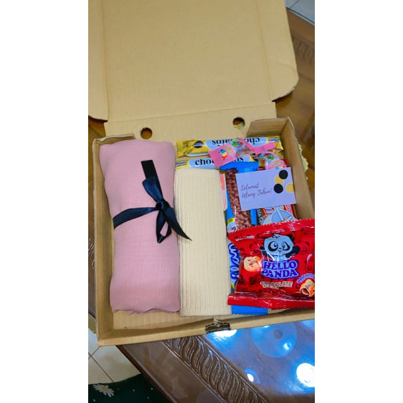 

SNACK BOX | HAMPERS HIJAB DAN SNACK | BUKET SNACK | BUKET BUNGA | HAMPERS LEBARAN | KADO ULANG TAHUN | KADO WISUDA M