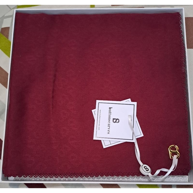 Buttonscarves Tapis Embossed Ruby