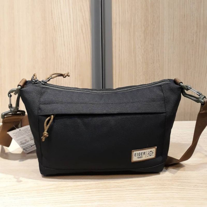 EIGER1989 DISTANT SHOULDER BAG - HITAM