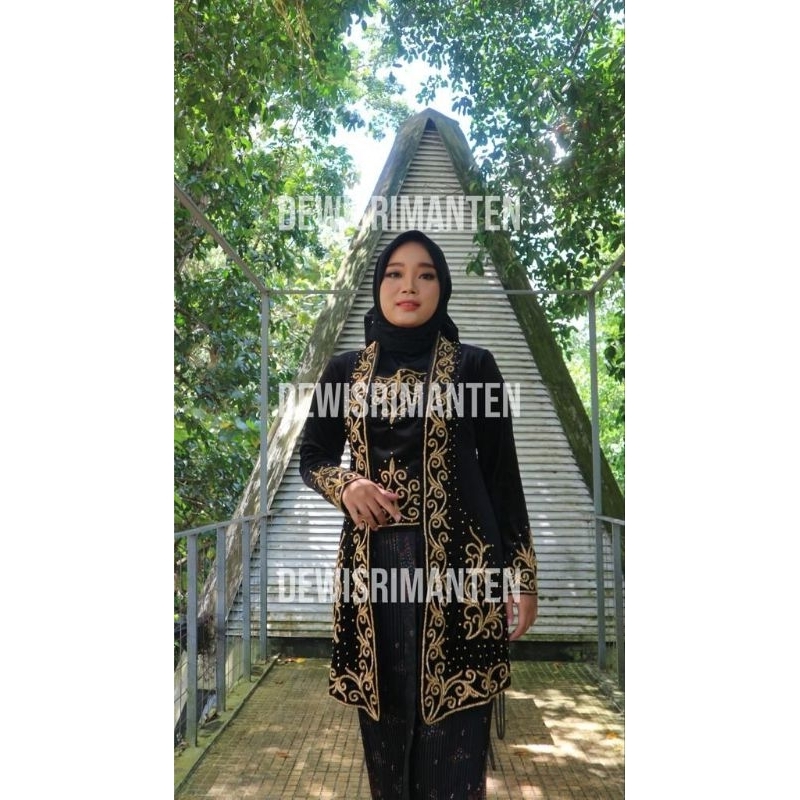 Kebaya bludru pengantin selutut payet