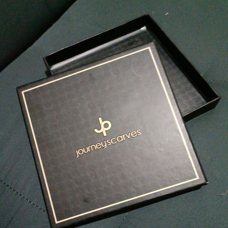 

Box Hampers Journey Scarves (Hard Box Journey) WAJIB ORDER DENGAN JILBAB