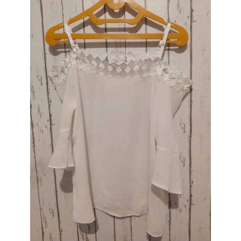 PRELOVED BLOUSE ATASAN SABRINA WARNA PUTIH POLOS