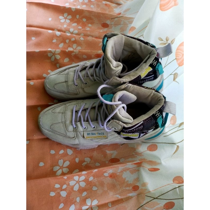 sepatu hikingsepatu putih tinggi/Sepatu keren/Fashion high pria dan wanita best colection/sepatu tin