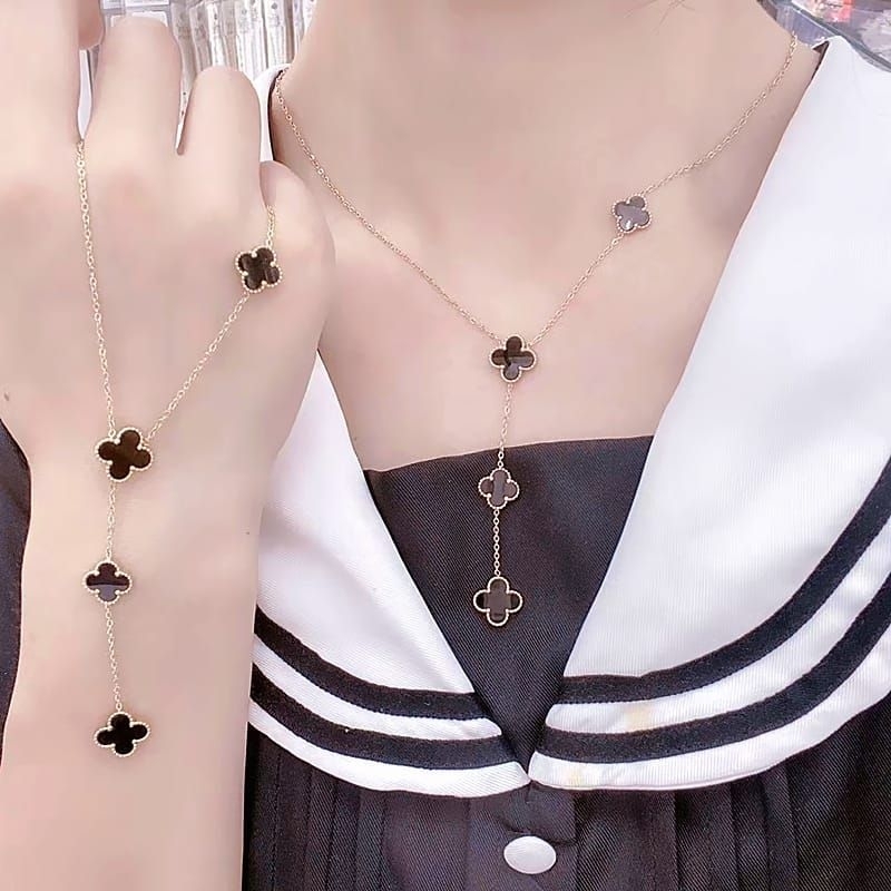 kalung titanium fashion 4 bunga clover hitam