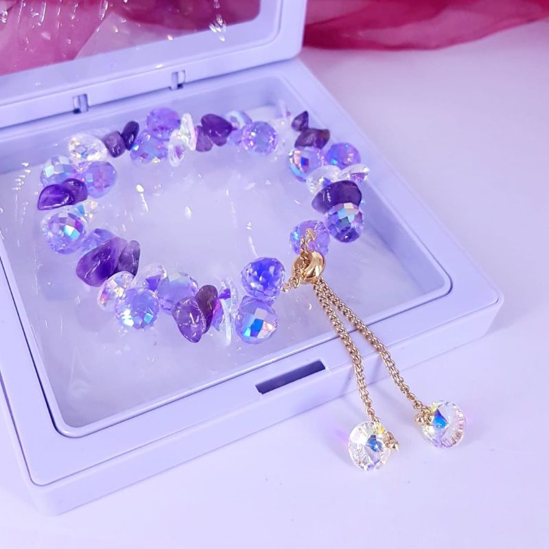 Gelang kristal semi swaroski fashion serut,sudah ikut box,warna bening bling bling ya, bewarna jika kena cahaya