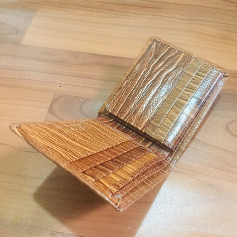 #DOMPET BERKUALITAS ASLI INDONESIA dari (anton hilmanto) bahannya dari kulit sapi asli lokal berkulitas motid cetak urat kayu yang keren modelnya lipat biasa horizonal #dompet #dompetkulit #dompetcowok #dompetkulit #dompetkeren #manwallet