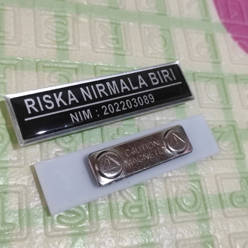 

papan nama dada akrilik / nametag cembung warna silver magnet