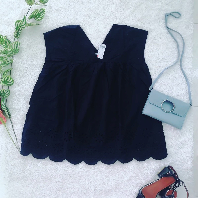 ATASAN BAJU UNIQLO HITAM