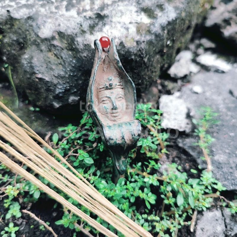 Pusaka Antik Kembang Kantil Motif Wajah Budha Perunggu Batu Merah