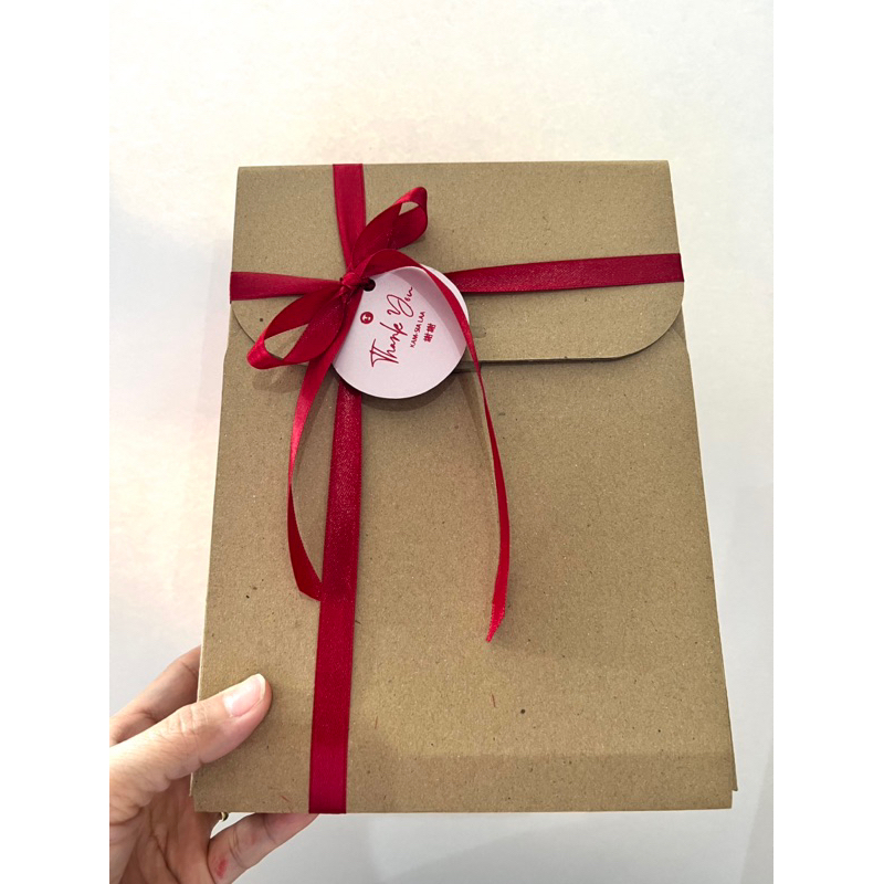 

\CLOTHING BOX CORRUGATED/ 18x24x6 + pita +handtag siap dipakai cocok untuk hampers, gift, kado, hadiah, sahabat, pacar, dll