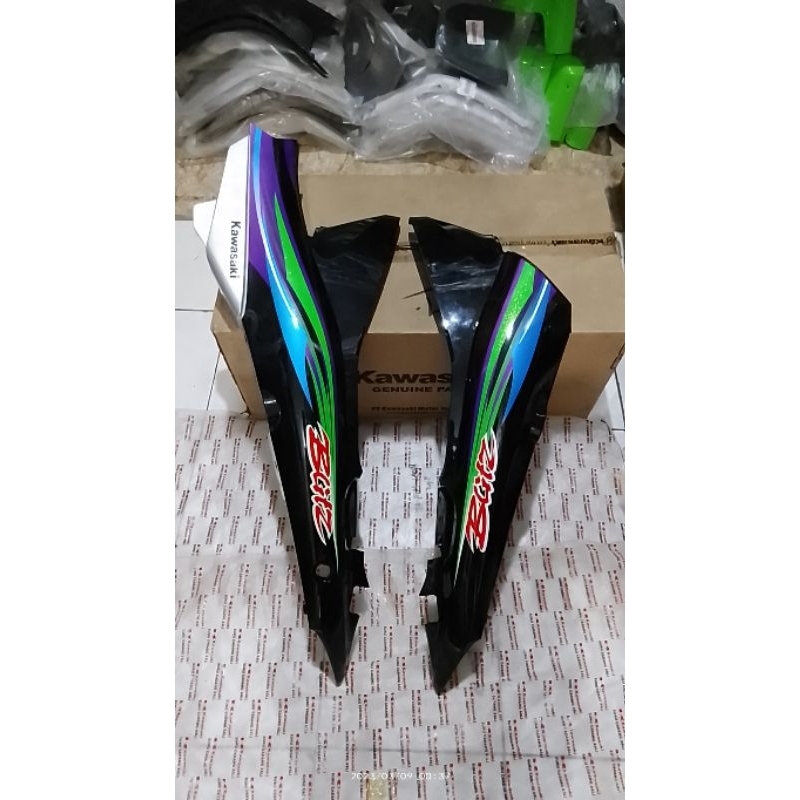 Body belakang kawasaki blitz  kanan dan kiri warna hitam striping ungu original