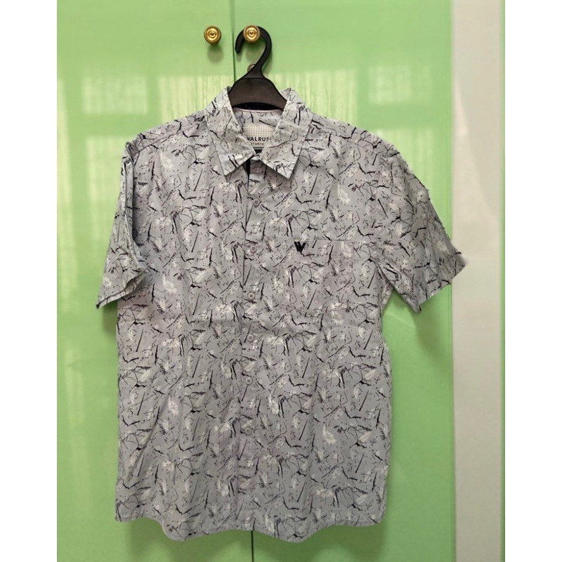 Kemeja walrus biru muda motif print size M blue pas