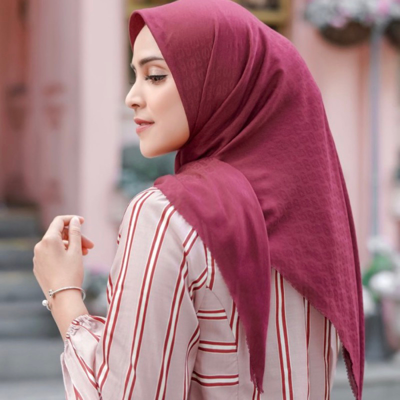 New tapis embossed ruby Buttonscarves