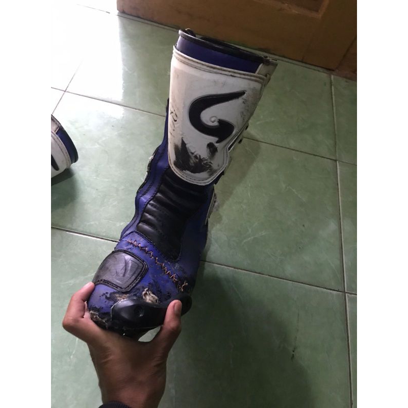 sepatu balap motor merk Gordons