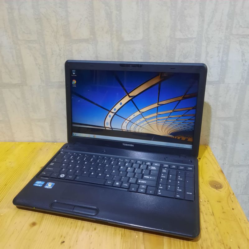 Laptop Toshiba Satellite C660, Intel Core i3 Ram 4/500Gb Layar 15inch Os. windows full aplikasi siap pakai