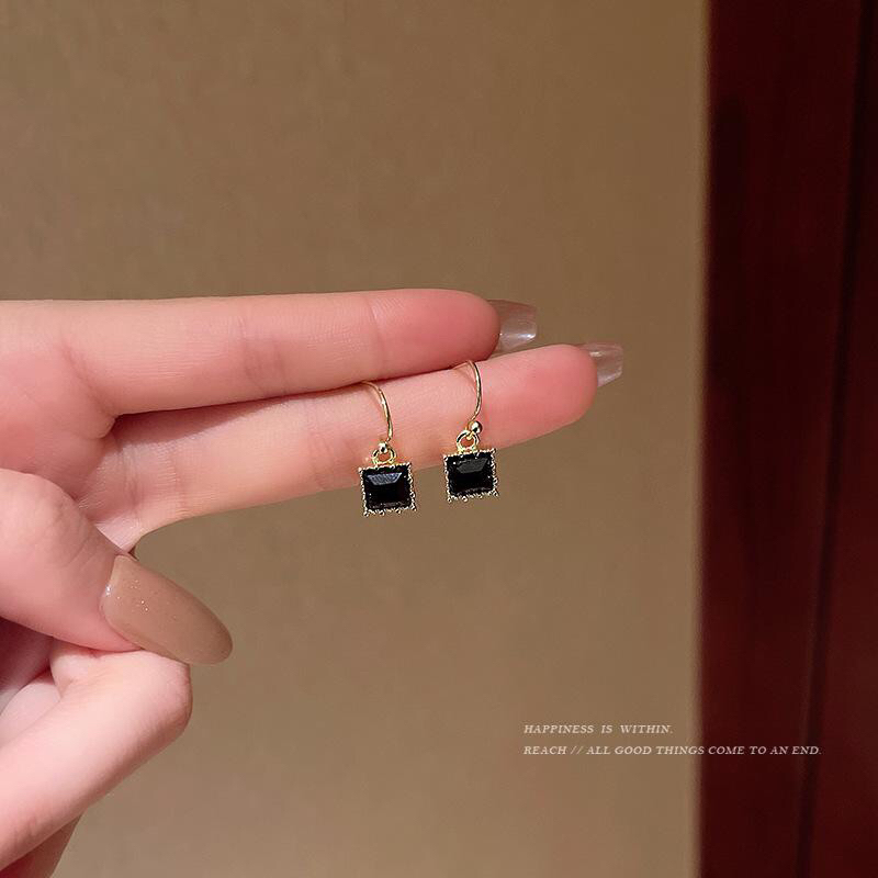 Anting Wanita Black Square Elegan Rodium Korea Fashion Style