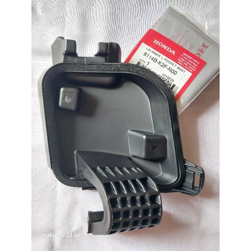 cover bagian dalam tutup kantong kiri - LID Pocket L Inner Honda Scoopy eSP K2F