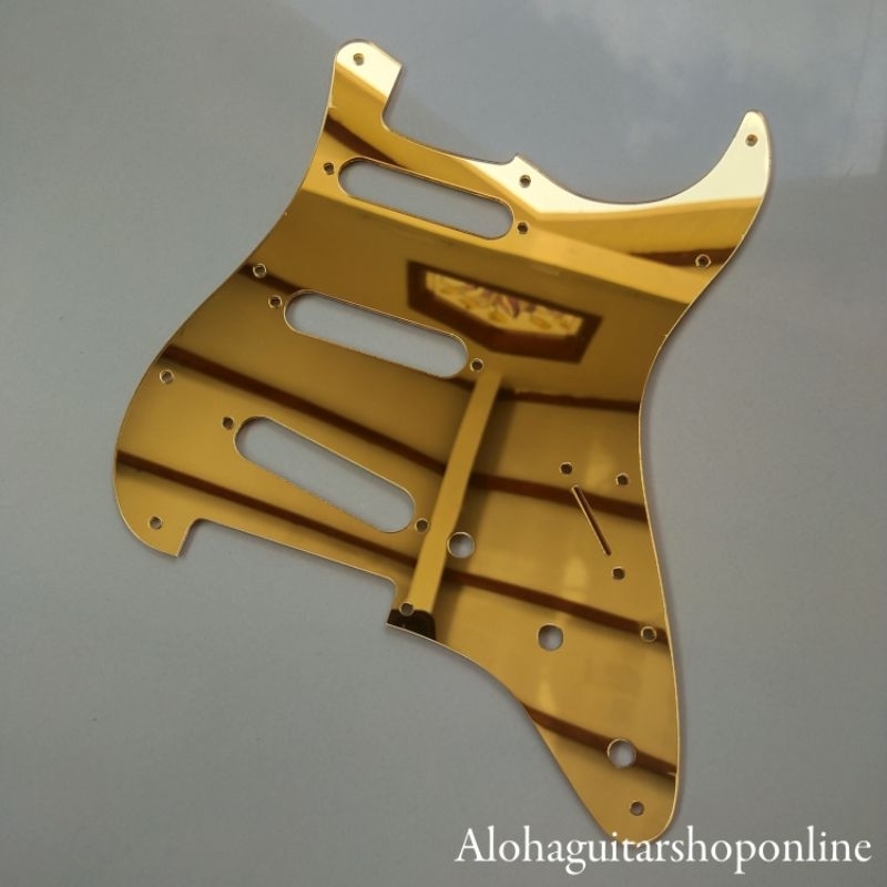 Pickguard Stratocaster SSS 1 ply Gold base on Squier Standard Stratocaster SSS