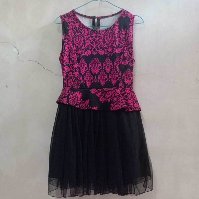 dress hitam motif pink