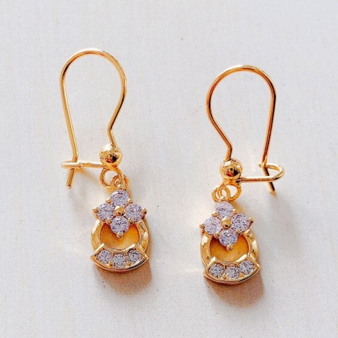 Anting Wanita / Giwang Wanita Daun Baris Zirconia Gold