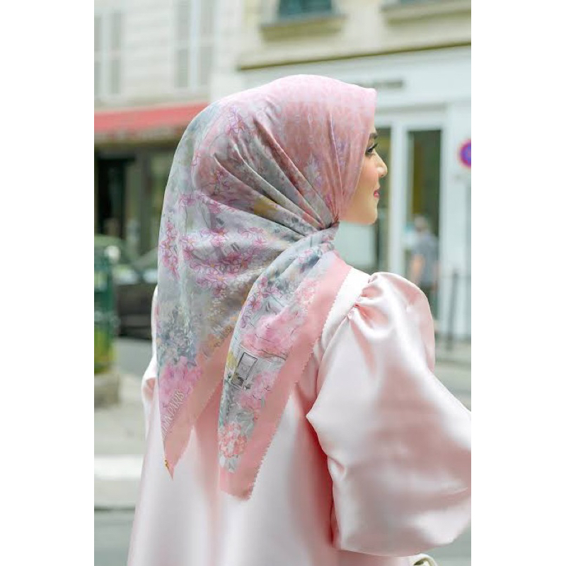 Buttonscarves Parisian Aimer PRELOVED VGCC. cuma dipakai 3 kali